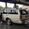 Adolescentă de 15 ani a fugit de poliție cu Mercedes-ul tatălui și a intrat într-o reprezentanță auto în Germania, pagube de 300.000 €