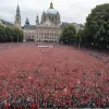 Mii de fani Arminia au creat "nebunie" în Alexanderplatz, Berlin, înainte de finala Cupei Germaniei