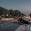 Accident în Ulm: Un camion a doborât un stâlp de iluminat, un pieton a fost rănit ușor