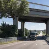 Șofer de TIR a avariat grav un pod și o zonă protejată în Duisburg, Germania, după ce a rămas blocat și a încercat o scurtătură