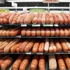 Pericol în cârnații Rewe: Particule metalice și din plastic descoperite, produs retras urgent de la vânzare