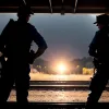 Polițiștii din Germania au salvat un vârstnic de pe șinele de tren chiar înainte de sosirea locomotivei