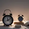 De ce butonul "snooze" de la alarmă îți strică somnul? Explicația medicului specialist