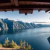 Navă portcontainer a eșuat în fiord și a ajuns în grădina unui localnic din Norvegia