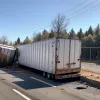Accident în Delmenhorst: Șofer de TIR, victimă a unei urgențe medicale, a intrat cu vehiculul într-un gard