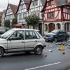 Adolescent pe moped, rănit într-un accident în Hermsdorf, Germania: Şoferul Skoda nu l-a observat