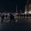 Scandal și bătaie în fața unui supermarket din Germania: O femeie l-a lovit pe un bărbat