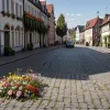 Incident bizar în Freiburg: Un bărbat a aruncat o bicicletă spre un stand cu flori, a avariat o mașină și a insultat personalul unui supermarket