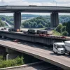 Accident pe autostrada A6 din Germania: Autotransportor blocat sub pod, pagube de 100.000 euro