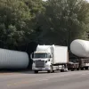 Accident cu transport agabaritic în Elmshorn: Componentă de turbină eoliană a blocat un drum în Germania