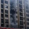 Evacuare în Karlsruhe din cauza degajării puternice de fum într-un bloc de locuințe: Poliția investighează legătura cu un incendiu anterior