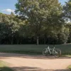 Ciclist în vârstă de 70 de ani, grav rănit după o cădere pe un drum de pământ în Germania