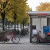 Incident șocant la Berlin: Un ciclist a scuipat și amenințat activiști la un stand politic