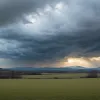Vreme capricioasă în mai: De la temperaturi de vară la răcire. Prognoza meteo pentru zilele următoare