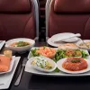 Mancare in Business Class Lufthansa, criticata de YouTuberi: "Prea mult tartar de somon"