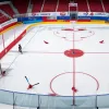 Arbitrul NHL Chris Rooney, rănit grav la cap de o crosă în timpul unui meci din playoff