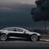 O Tesla a luat foc în Berlin: Mașina electrică, distrusă complet – se investighează o posibilă incendiere