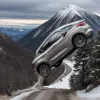 Mașină cu oameni atârnând periculos deasupra unei prăpastii, lângă o stațiune de schi din China