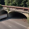 Accident grav în Germania: Un camion a lovit un pod feroviar în Weinheim, șoferul a fost rănit