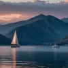 Incident pe Lacul Konstanz (Bodensee): Barcă cu vele răsturnată și surferi căutați. Echipajul și sportivii, în siguranță.