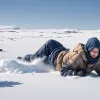 Tentativă de record mondial Guinness: Un bărbat s-a aruncat în "iadul de gheață" pe zăpadă