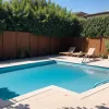 Piscină improvizată DIY: trei bărbați au găsit o soluție creativă pentru căldură