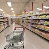 Pensionar de 80 de ani lucrează la supermarket pentru a plăti datoriile soției decedate
