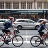 Simon Cowell, surprins din nou pe bicicletă în Londra, fără cască de protecție