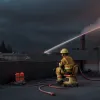 Pompier din Stuttgart a stins incendiul de pe acoperiș stând pe un scaun de birou