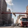 Accident dramatic la semafor: Un muncitor suspendat în aer după ce camionul a lovit nacela