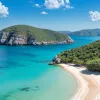 Descoperă Grecia Altfe: Insulele Mai Puțin Cunoscute Care Sunt Adevărate Comori Ascunse