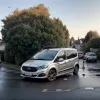 Accident în Germania: Șoferiță a lovit o mașină parcată în timp ce dădea cu spatele