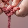 Talent Unic din China: O Femeie "Înoadă" Noduri cu Limba