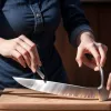 Cercetătorii americani au descoperit soluția: Cum să tai ceapă fără lacrimi? Trucul e simplu!