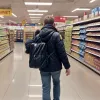 Un bărbat a folosit spray paralizant împotriva detectivilor de magazin după un furt, reținut în Gelsenkirchen