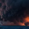 Navă de marfă în flăcări cu peste 3000 de mașini la bord, în derivă în Oceanul Pacific
