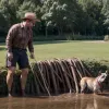 Polițist german a salvat un buldog francez blocat în noroi adânc