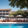 „Războiul prosoapelor” pe Lanzarote: Turiștii iau cu asalt piscina hotelului pentru șezlonguri