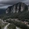 Pericol de prăbușire montană: Satul elvețian Brienz, închis complet, aproximativ 80 de locuitori afectați