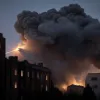 Incendiu major în Bremen: Acoperișul unui bloc de locuințe a luat foc, pompierii au intervenit cu forțe semnificative