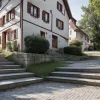 Germania: O șoferiță de 56 de ani a confundat scările cu drumul în Eltingen, ajungând cu Dacia blocată