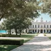 Căpitanul lui VfB Stuttgart, Atakan Karazor, s-a căsătorit în Castelul Schiller înainte de luna de miere în Seychelles