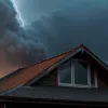 Incendiu puternic după ce un fulger a lovit o casă în Texas: trei răniți