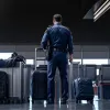 Vama din Düsseldorf a confiscat o geantă din piele de crocodil cu cap și labe: Cadoul pentru soție i-a adus necazuri unui bărbat din Republica Moldova