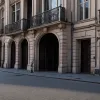 Köln: Un fals curier a jefuit un apartament sub amenințarea cuțitului, poliția cere ajutor