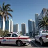 Escaladare în Miami: Polițistul a tras de pe capota mașinii în timpul unei urmăriri periculoase