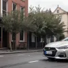 Atac cu ciocanul în Detmold: Doi bărbați, agresați în mașină