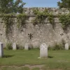 Svastici și simboluri interzise desenate pe zidul unui cimitir evreiesc din Germania
