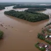 Inundații devastatoare în China de Sud: Mii de oameni fug din calea taifunului și ploilor