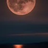 Luna Căpșună a afectat somnul multora? Ce spun studiile despre influența lunii pline